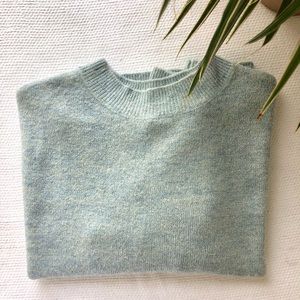 🌿 H&M beautiful slightly sparkles light blue sweater